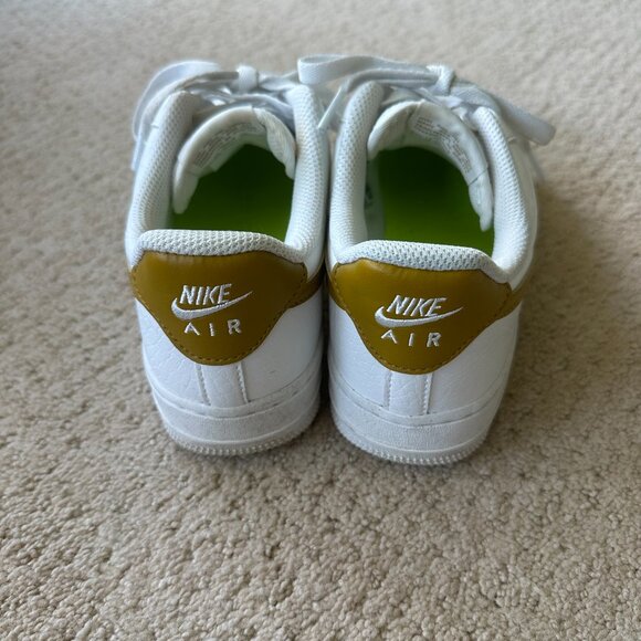 Women's Nike Air Force One - Picture 2 of 5